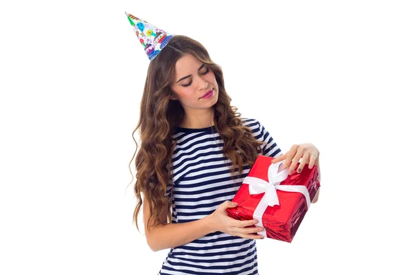Kvinna i firandet cap innehar en present — Stockfoto