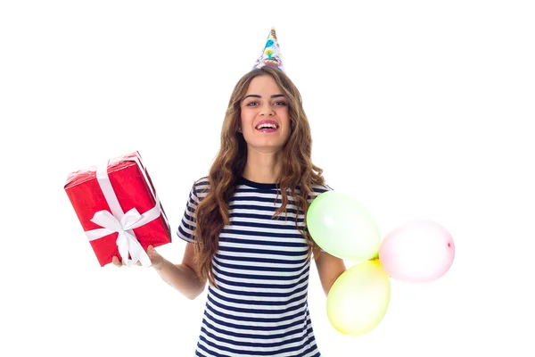 Frau mit Geschenk und Luftballons — Stockfoto