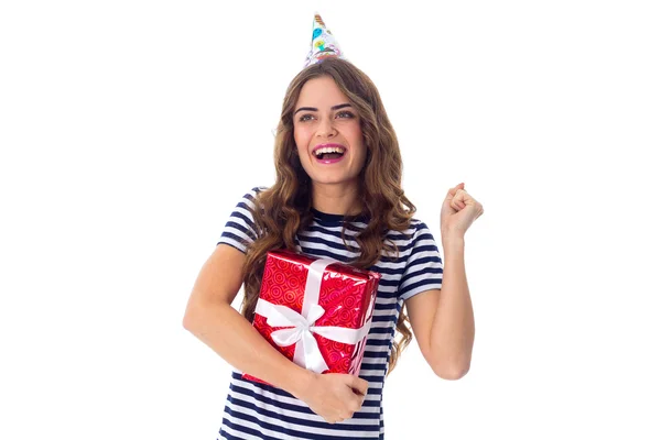 Женщина в праздничной кепке с подарком — стоковое фото