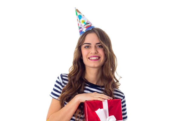 Frau mit Festmütze hält Geschenk in der Hand — Stockfoto