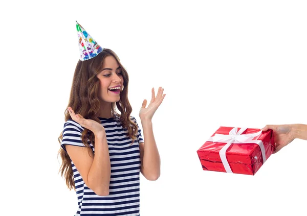 Frau mit Festmütze hält Geschenk in der Hand — Stockfoto