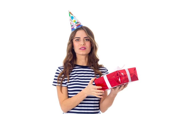 Frau mit Festmütze hält Geschenk in der Hand — Stockfoto