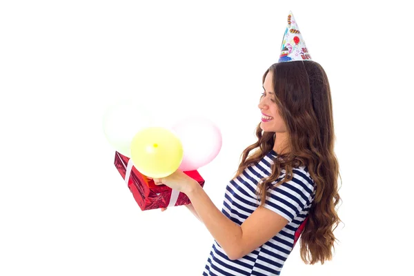 Frau mit Geschenk und Luftballons — Stockfoto