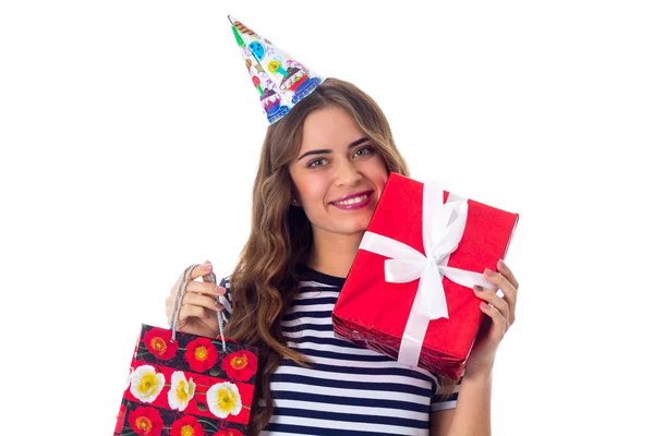 Frau mit Festmütze hält Geschenke in der Hand — Stockfoto