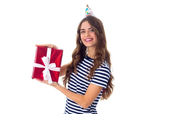 Mujer en gorra celebración sosteniendo un regalo — Foto de Stock