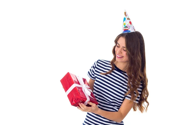 Mujer en gorra celebración sosteniendo un regalo — Foto de Stock