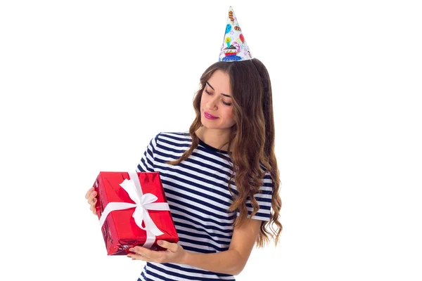 Mujer en gorra celebración sosteniendo un regalo —  Fotos de Stock