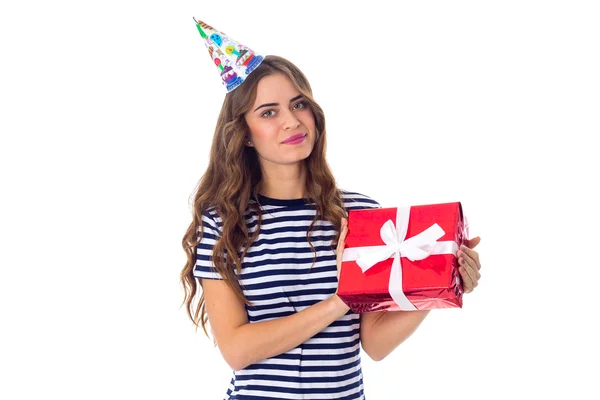 Frau mit Festmütze hält Geschenk in der Hand — Stockfoto