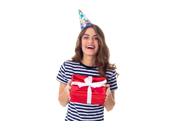 Женщина в праздничной кепке с подарком — стоковое фото