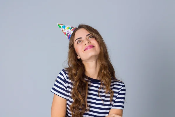 Mujer en gorra de celebración mirando hacia abajo — Foto de Stock