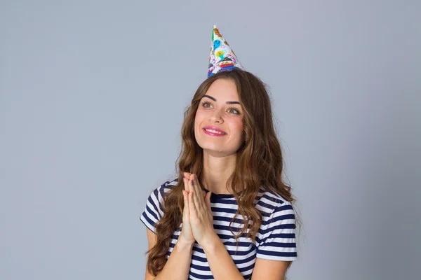 Mulher sorridente em boné de celebração — Fotografia de Stock