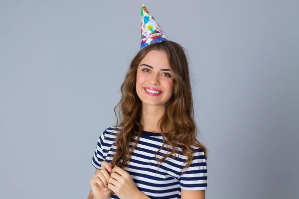 Усміхнена жінка в шапці для святкування — стокове фото
