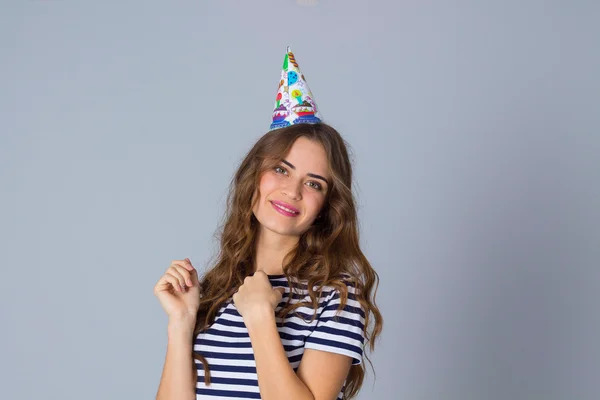 Mulher sorridente em boné de celebração — Fotografia de Stock