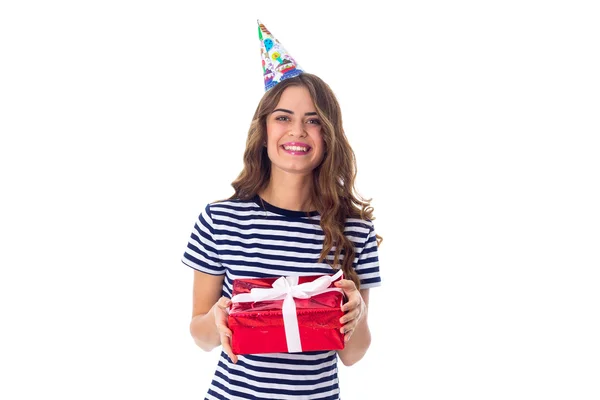 Mulher em boné celebração segurando um presente — Fotografia de Stock