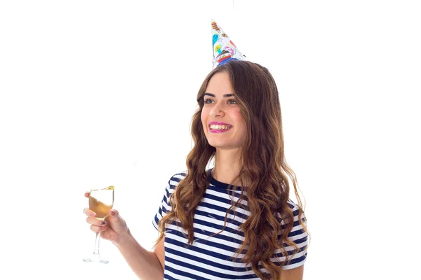 Mujer en gorra celebración sosteniendo un vaso — Foto de Stock