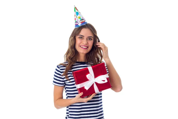 Mujer en gorra celebración sosteniendo un regalo — Foto de Stock