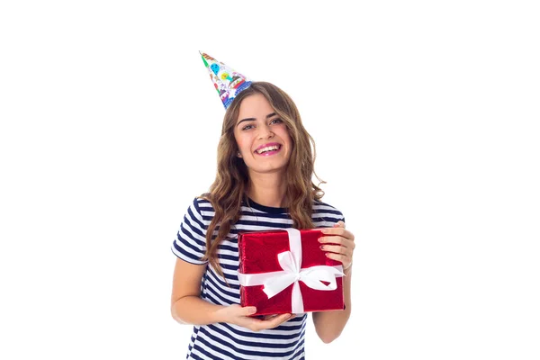 Mulher em boné celebração segurando um presente — Fotografia de Stock