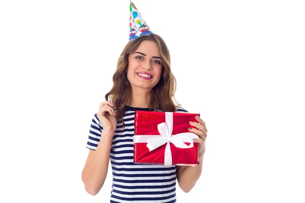 Mujer en gorra celebración sosteniendo un regalo — Foto de Stock