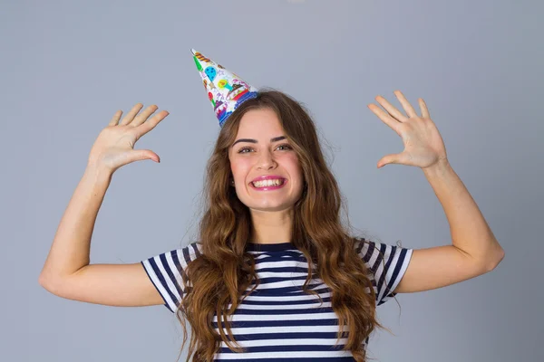 Frau mit Feiermütze hält die Hände hoch — Stockfoto