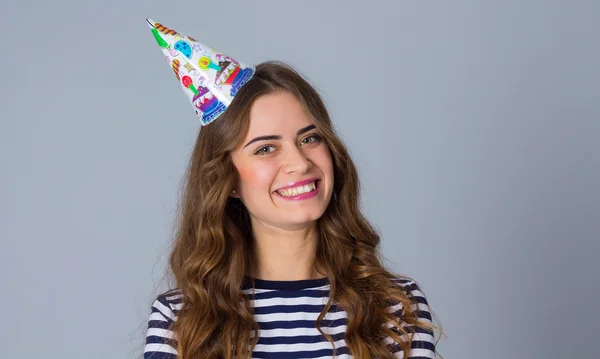 Mulher sorridente em boné de celebração — Fotografia de Stock