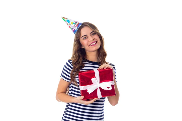 Frau mit Festmütze hält Geschenk in der Hand — Stockfoto