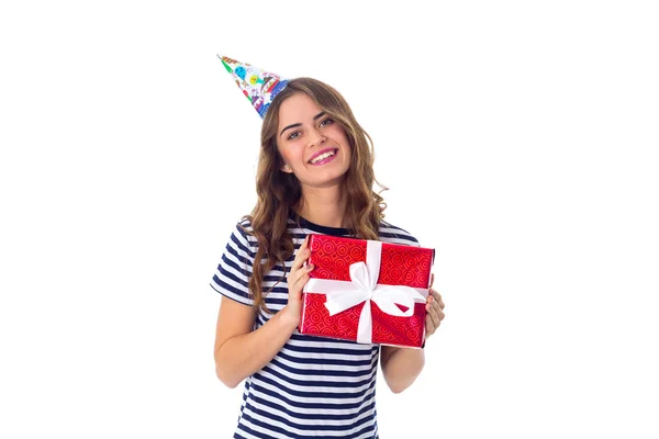 Frau mit Festmütze hält Geschenk in der Hand — Stockfoto