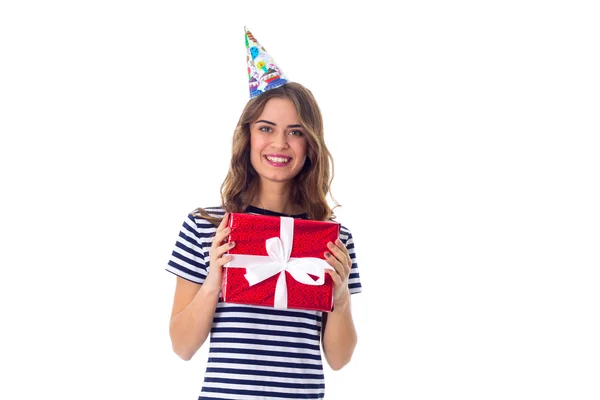 Frau mit Festmütze hält Geschenk in der Hand — Stockfoto