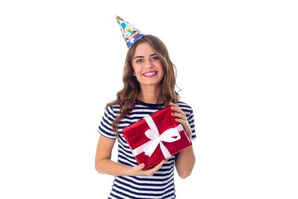 Mulher em boné celebração segurando um presente — Fotografia de Stock