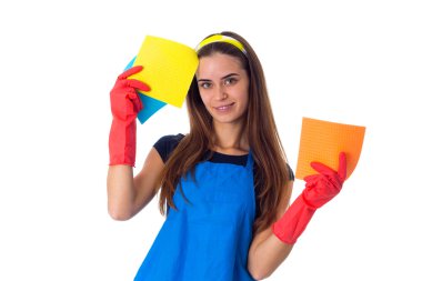 Önlük toz bezleri tutan kadın