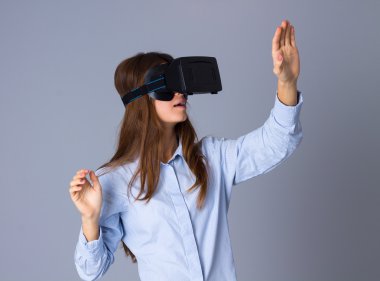 VR gözlük kullanan kadın