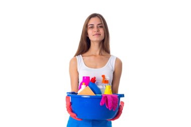 Küveti temizlik şeyler tutan kadın