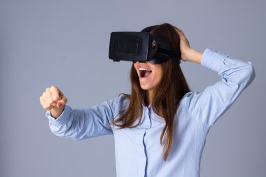 VR gözlük kullanan kadın
