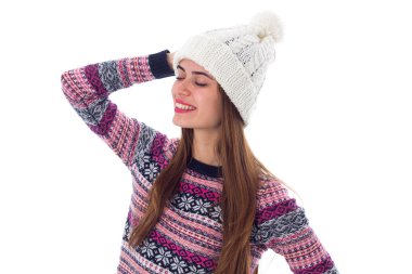 Kazak ve beyaz şapkalı kadın