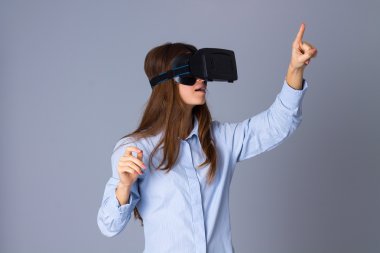 VR gözlük kullanan kadın