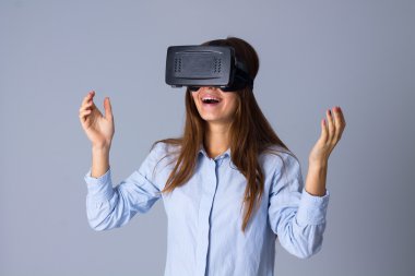 VR gözlük kullanan kadın