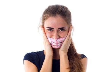 Santimetre ağzını çevresinde tutan kadın