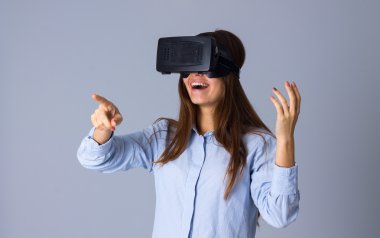 VR gözlük kullanan kadın