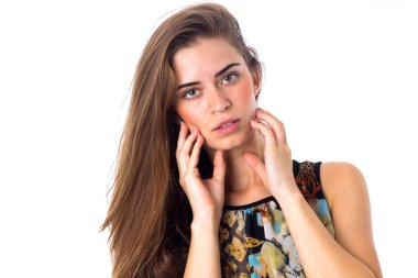 Genç Kadın Yüzüne Dokunuyor