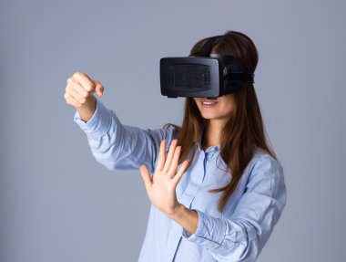 VR gözlük kullanan kadın