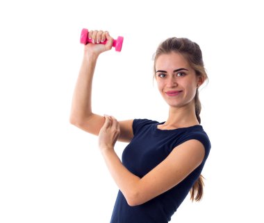 Pembe bir dumbbell tutan kadın