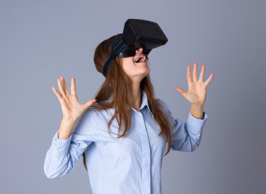 VR gözlük kullanan kadın
