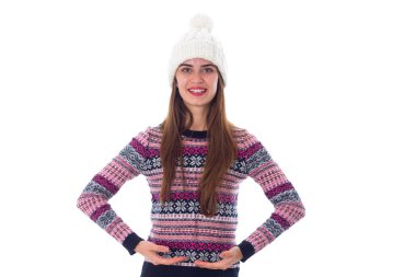 Bir şey tutan kazak ve beyaz şapkalı kadın