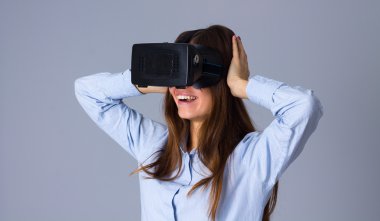 VR gözlük kullanan kadın