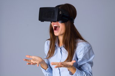 VR gözlük kullanan kadın