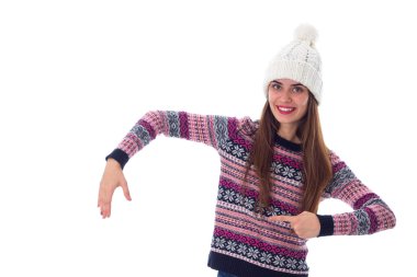 Bir şey tutan kazak ve beyaz şapkalı kadın