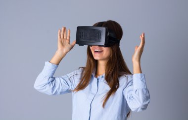 VR gözlük kullanan kadın