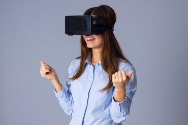 VR gözlük kullanan kadın