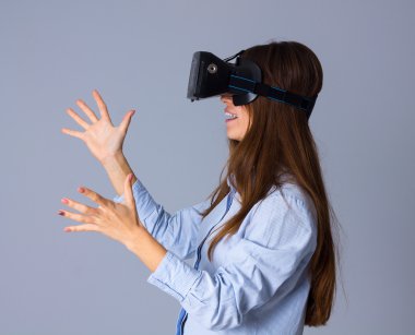 VR gözlük kullanan kadın