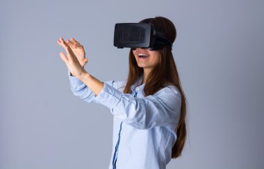 VR gözlük kullanan kadın