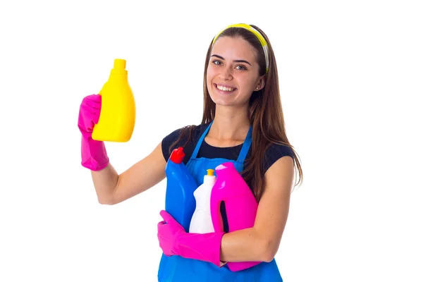 Mujer en delantal sosteniendo detergentes — Foto de Stock